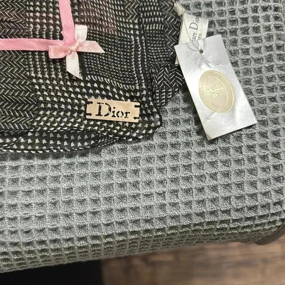 CHRISTIAN DIOR 55 SCARF

0113 - Picture 6 of 8